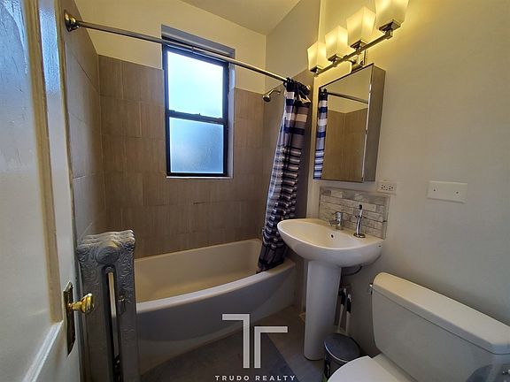 5th image of 3518 N Broadway St #3520-2W