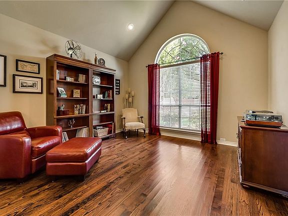 2nd image of 4801 Thorntree Dr