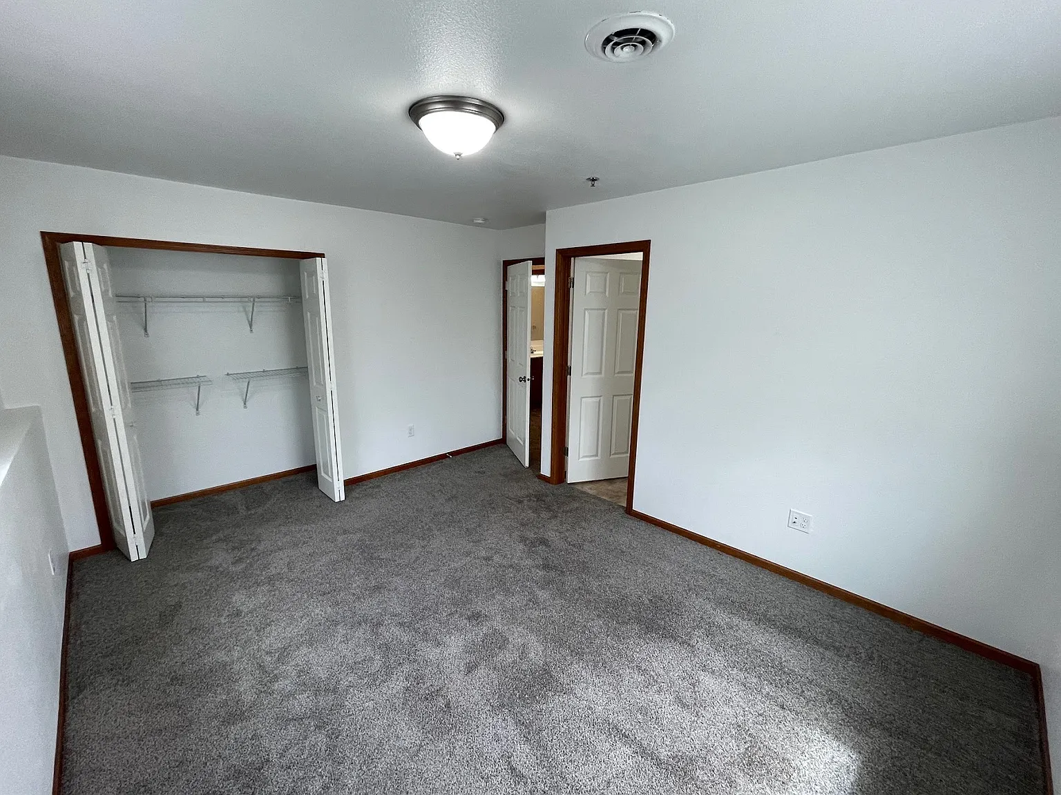 WOW! 3 bedroom, 2 bath with GARAGE! — Photo 4