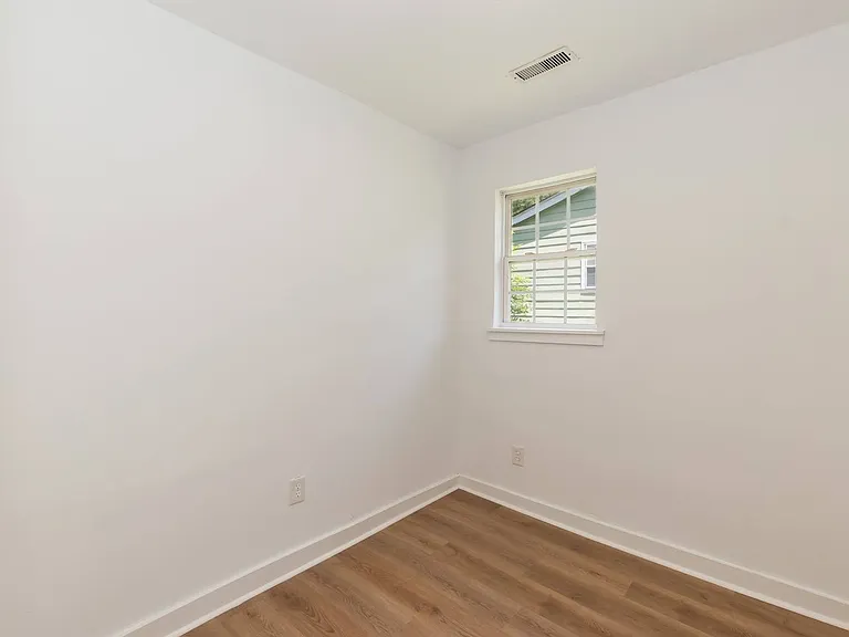 423 E Rockspring St — Photo 13