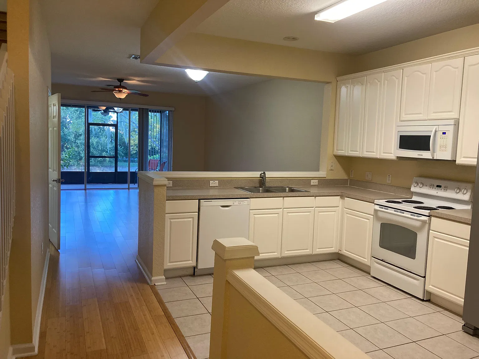 3 bed, 2.5 bath, 1555 sqft, $2,150 — Photo 4
