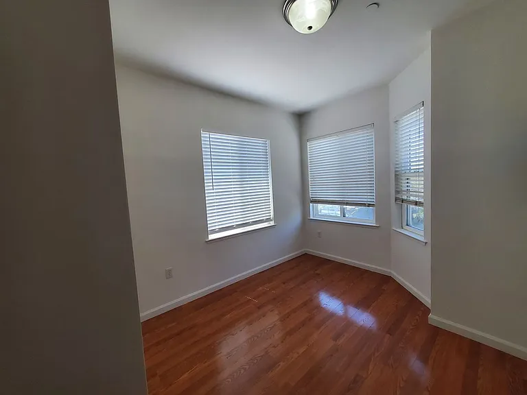 805 Rutland St — Photo 4