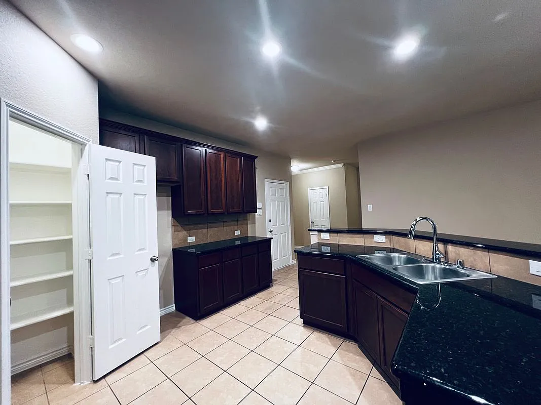 4 bed, 2.0 bath, 2141 sqft, $2,250 — Photo 4