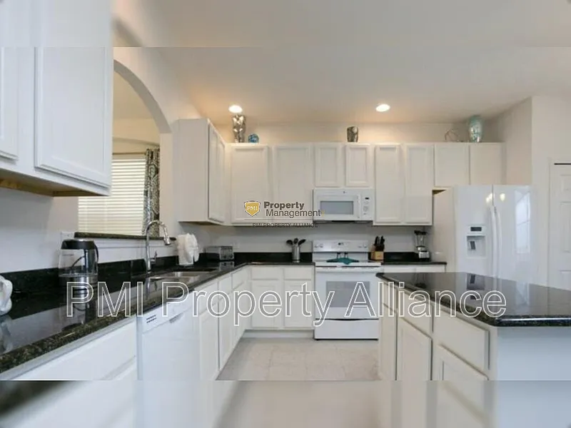 6 bed, 5.5 bath, 3000 sqft, $2,995 — Photo 4