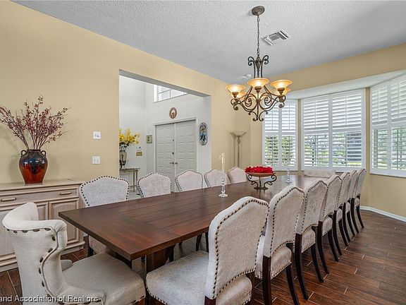 4th image of 3318 Popinjay Ave