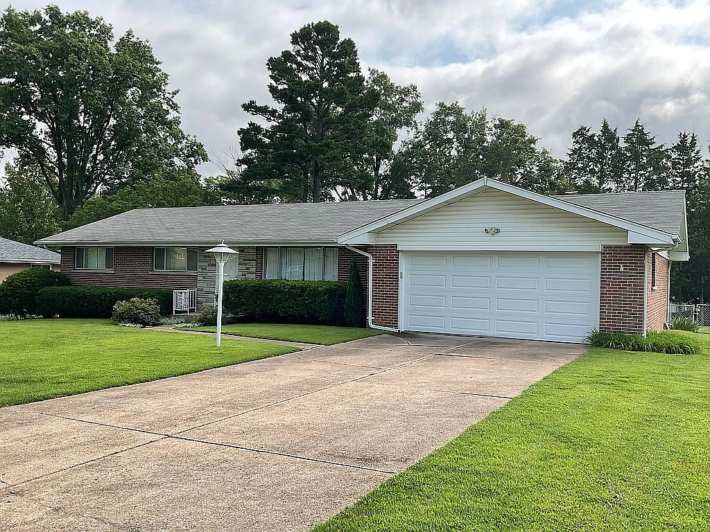 10566 Roxanna Dr photo 1