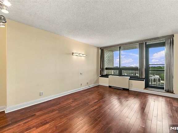 5th image of 800 Palisade Avenue #807