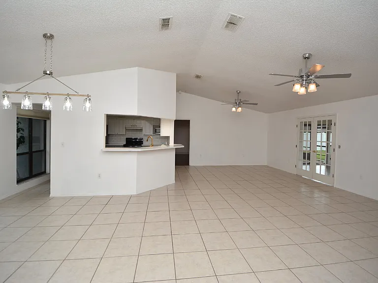 205 Beechwood Ln — Photo 3