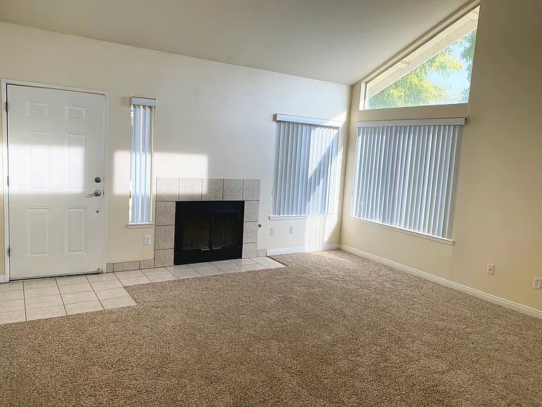 500 White Ln — Photo 3