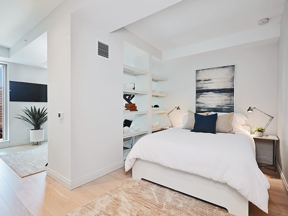 1st image of 135 Seaport Blvd #U18
