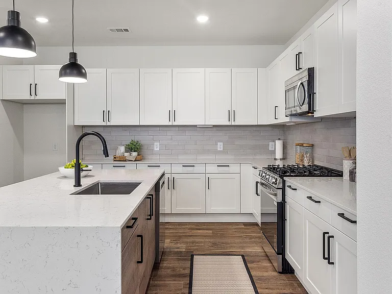 4A | 4 Bed / 2.5 Bath - Gourmet Kitchen