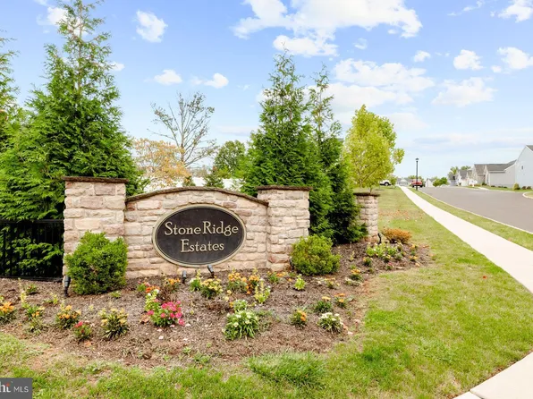 1002 Domino Ln, Warminster, PA 18974