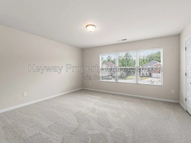 910 Clover Ct — Photo 15
