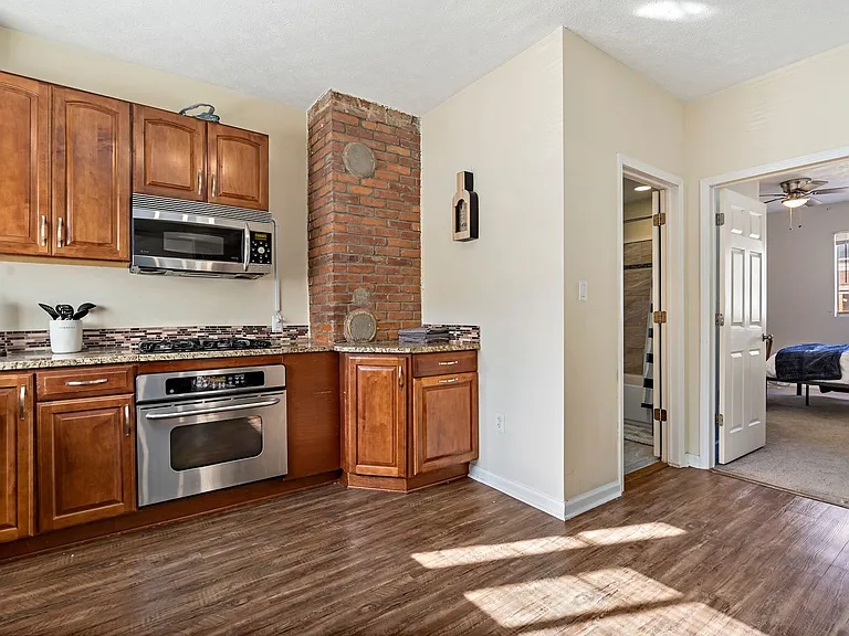 1129 Brabec St — Photo 4
