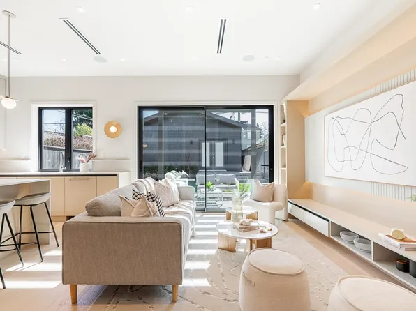372 E 37th Ave #2, Vancouver, BC V5W 1E7