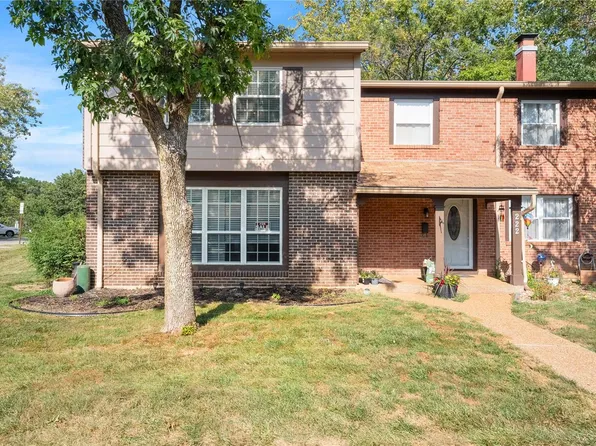 221 Carmel Woods Dr, Ballwin, MO 63021