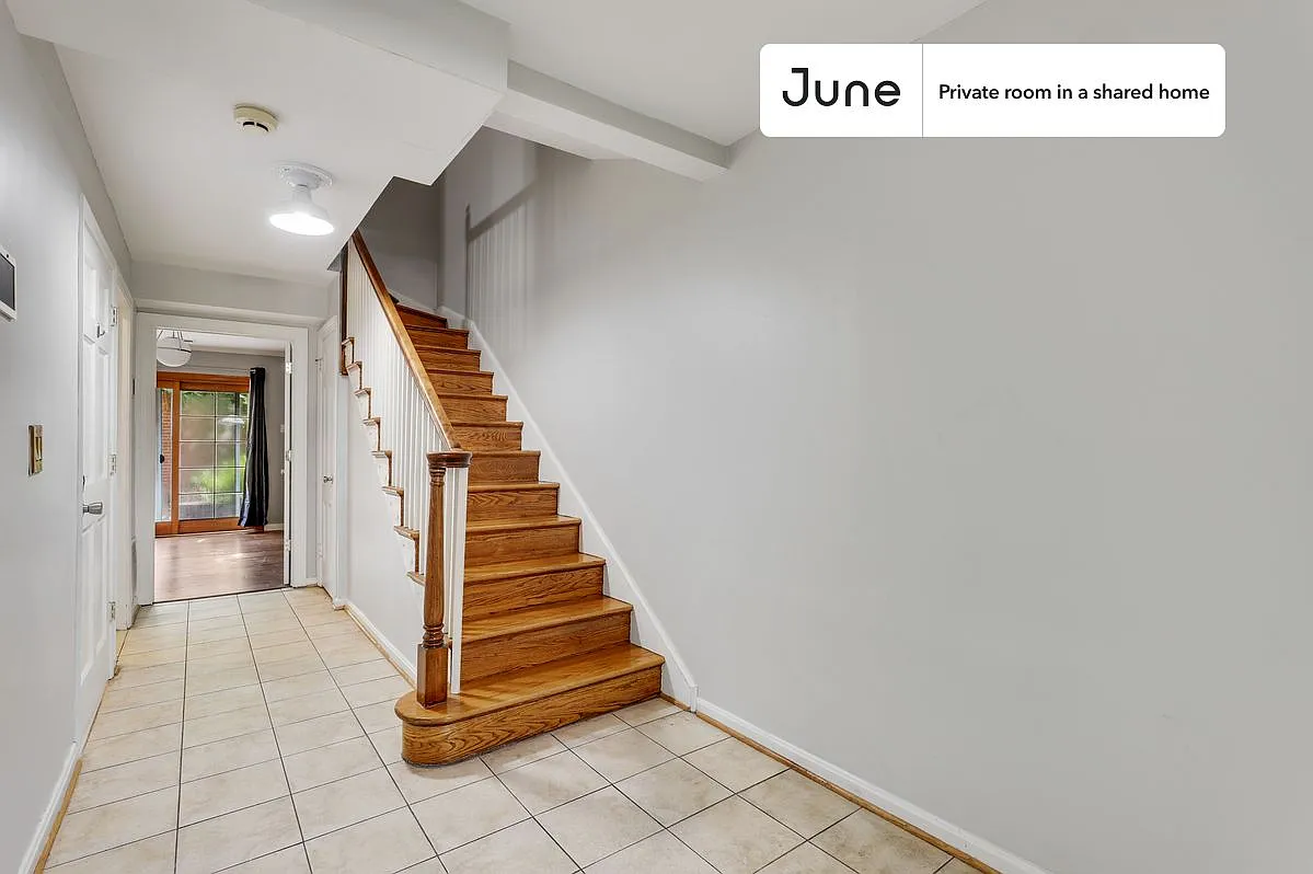 Queen bedroom in 7 bed/4 bath home in Southwest Waterfront #526 F — Photo 4