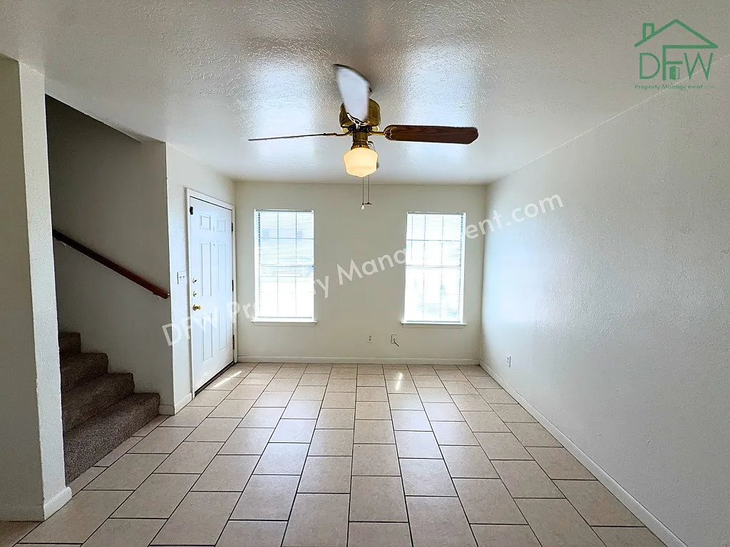 2 bed, 1.5 bath, 887 sqft, $1,295 — Photo 2