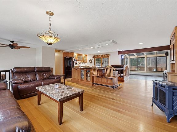 4th image of 128 Derby St