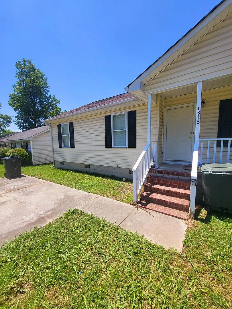 Upcoming Renovated 3 Bedroom Home in Convenient Location! Showings tentatively scheduled to begin... — Photo 2