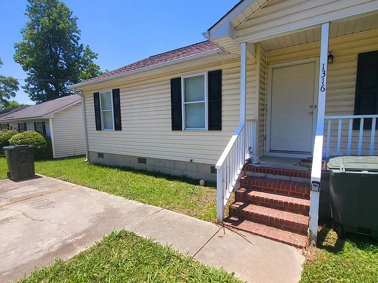 1316 Ardmore Dr — Photo 2