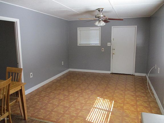 3rd image of 624 Arrow St