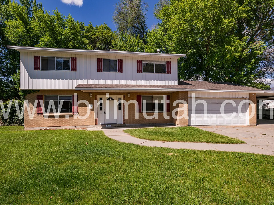 1561 E Delaware Ln