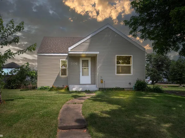 506 3rd St E, Newhall, IA 52315
