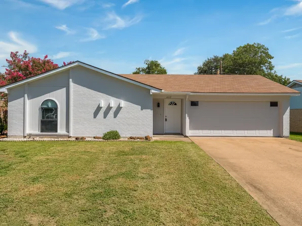 1617 S Timber Ct, Benbrook, TX 76126