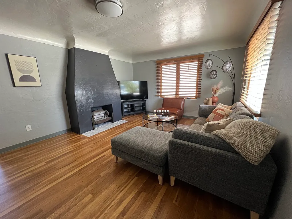109 Wellesley Dr SE — Photo 1
