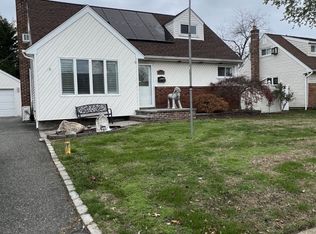 1227 Daffodil Ln, Wantagh, NY 11793