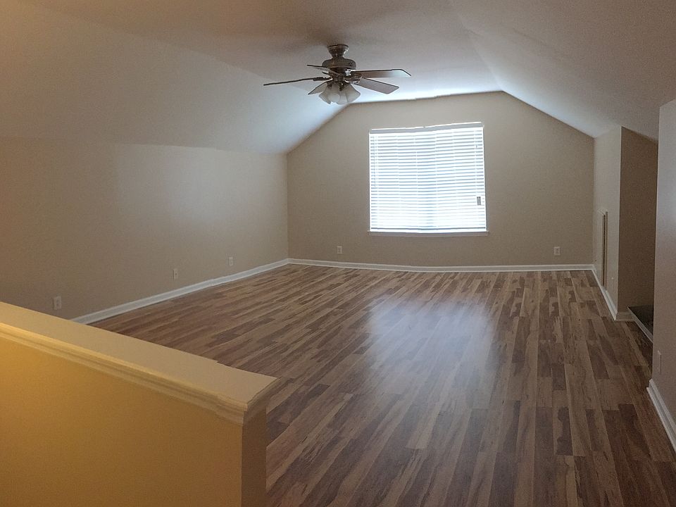 Lrg. bonus room over garage 