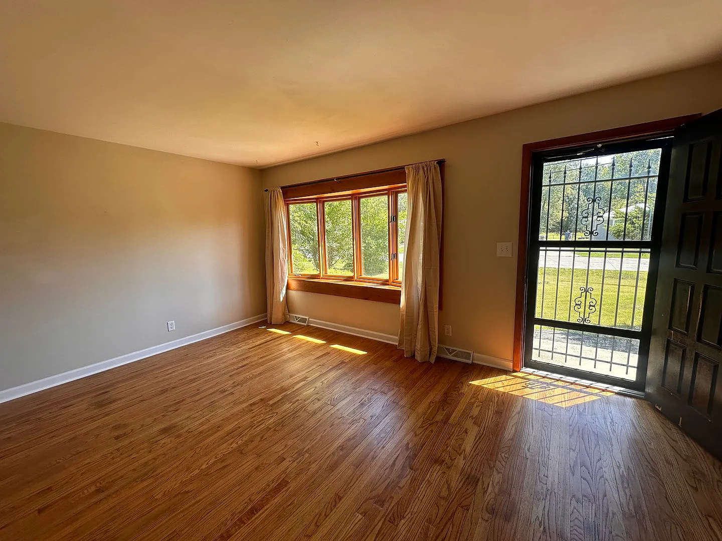 Welcome Home to 4806 Imperial Terrace! — Photo 2