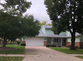 425 Silver Spring Dr, Green Bay, WI 54303