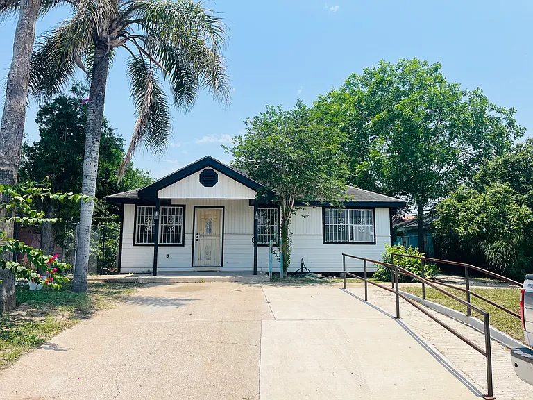405 S Tio Ave — Photo 1