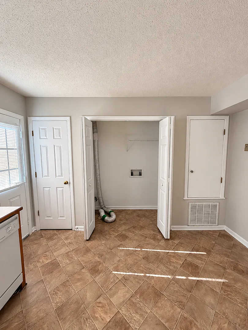 303 Dare St — Photo 4