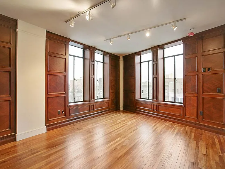 The Howard Luxury Apartments — Photo 31