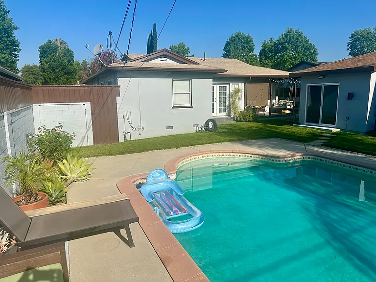 8958 N Swinton Ave — Photo 10