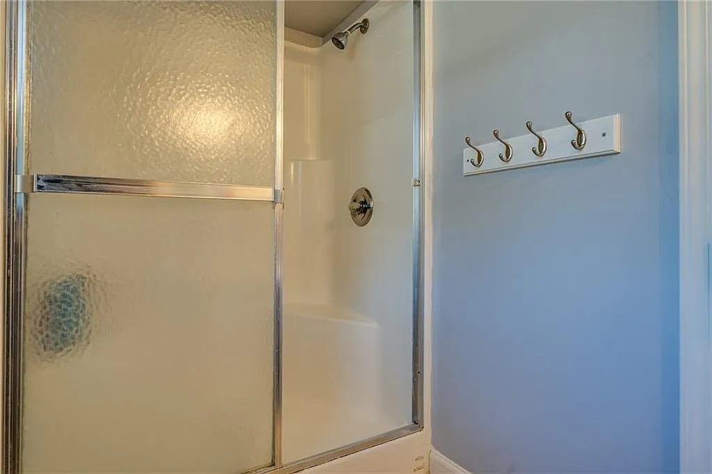 4 bed, 2.0 bath, 1776 sqft, $888 — Photo 2