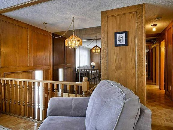 2nd image of 103 N Rundlehorn Cres NE