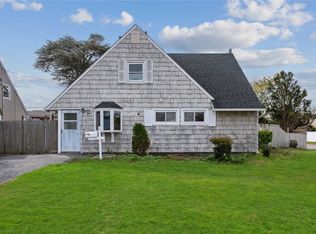 38 Star Ln, Levittown, NY