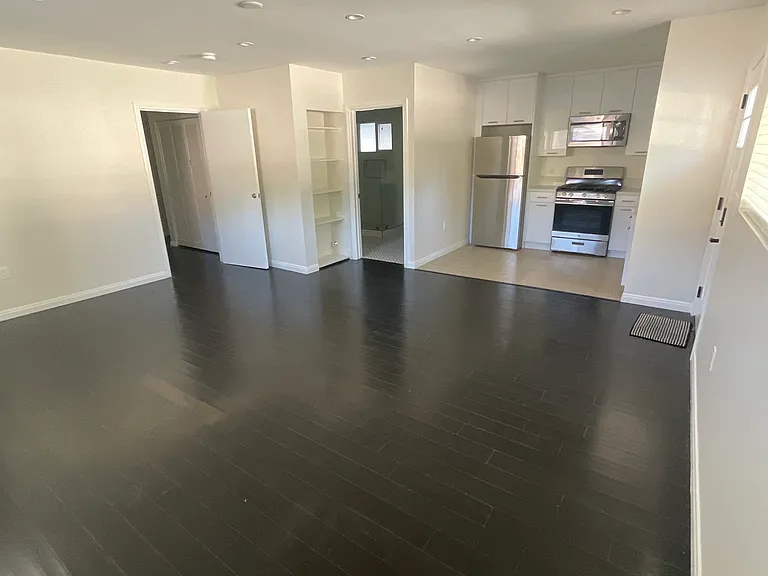 15233 Camarillo St #2 — Photo 8
