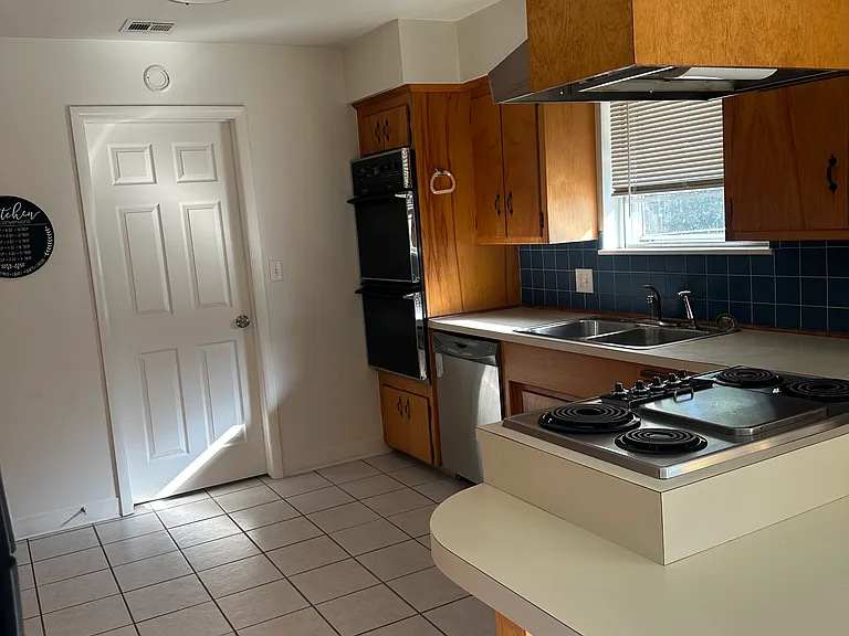 1772 N Oakland Ave — Photo 8