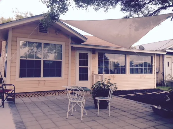 614 S Live Oak St, Rockport, TX 78382