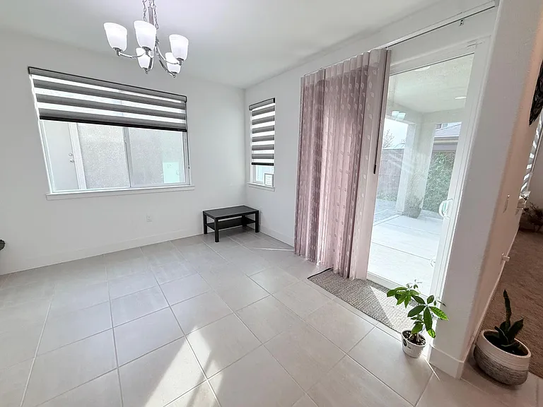 58 E Kamyar Pl — Photo 17