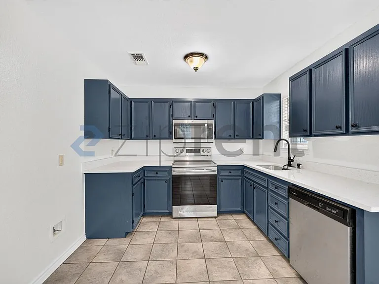 940 Chase St — Photo 12