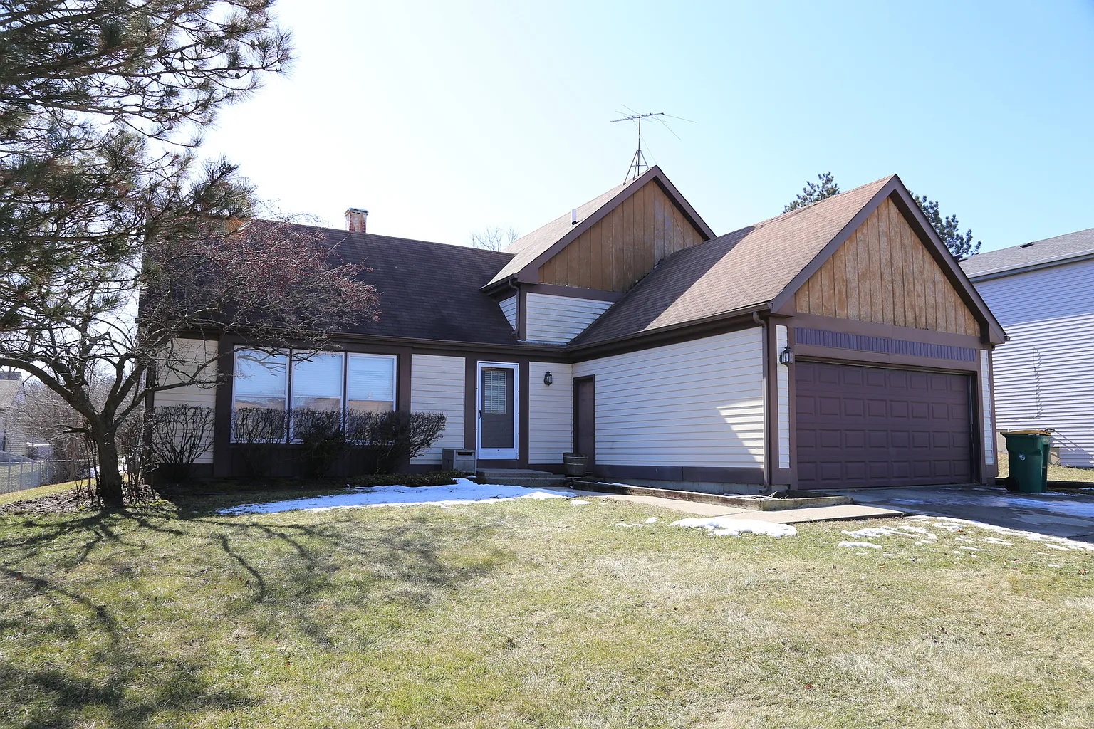 730 Kingsbridge Way photo 1