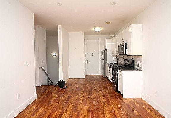 3rd image of 695 Jefferson Ave #1R