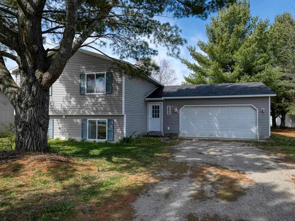 6246 Sunset Dr, Lake Ann, MI 49650