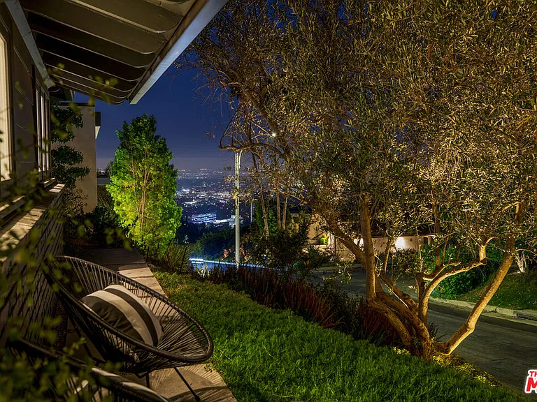 1744 N Doheny Dr — Photo 22